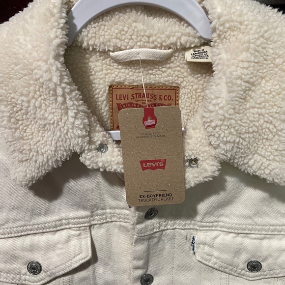 NWT LEVI’S EX-BOYFRIEND SHERPA TRUCKER JACKET - Picture 5 of 7